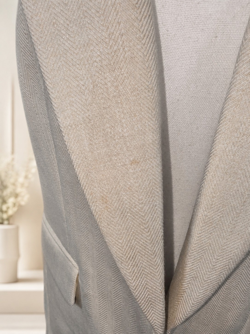 Elegant H&M ivory/cream blazer with a subtle herringbone texture and a polished - Picture 5 of 7
